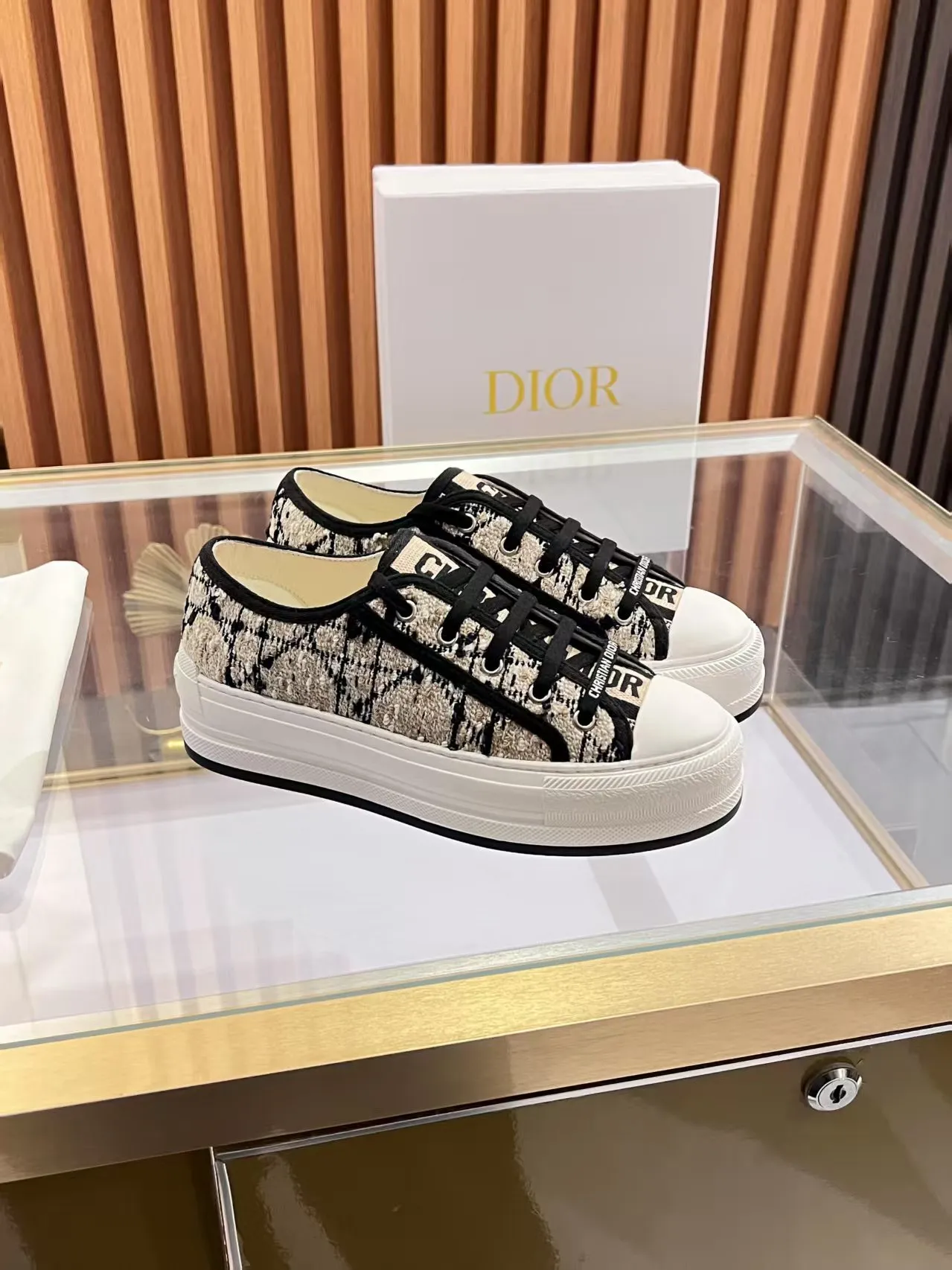 👟👟Ex-factory price 520👟👟 Walk‘n’Dior embroidered mid-top casual shoes are new in 2025. On the fashion stage, Dior embroidered shoes are the well-deserved protagonist. Delicate stitching is used on the upper, every stitch is devoted to the craftsman's efforts, and every thread is woven with artistic poetry. From complex floral patterns to smart geometric textures, embroidery is like the magic that gives shoes life, allowing them to show dynamic beauty even in static conditions.   Wearing Dior embroidered shoes feels like stepping into a dream world full of art. It is not only a pair of shoes, but also a walking piece of art that perfectly integrates fashion and culture. Whether you are strolling on the bustling city streets or attending important social occasions, Dior embroidered shoes can add unique charm to your style and become the focus of everyone's attention.   Choosing Dior embroidered shoes means choosing a persistent pursuit of quality and a unique understanding of fashion. Let it accompany you through every wonderful moment and leave your own fashion mark.  Material: Sheepskin lining, feet, silk cowhide, size 35-41, heel height 5cm